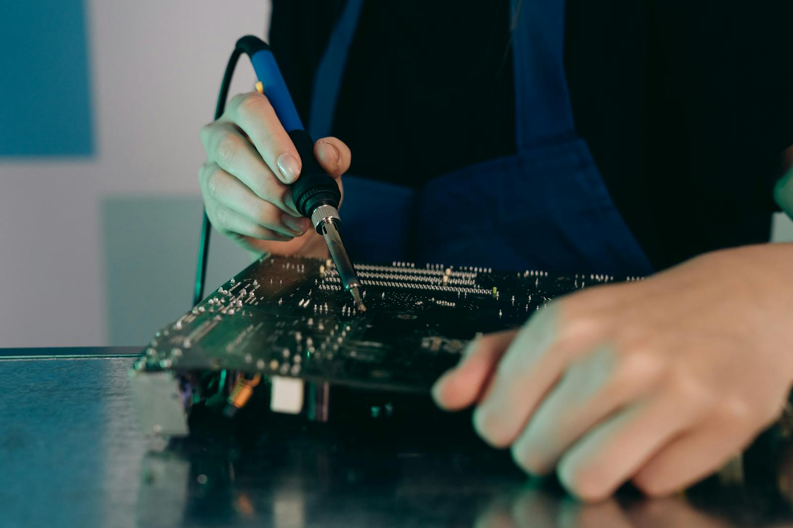 Electronic component being positioned on a small circuit board